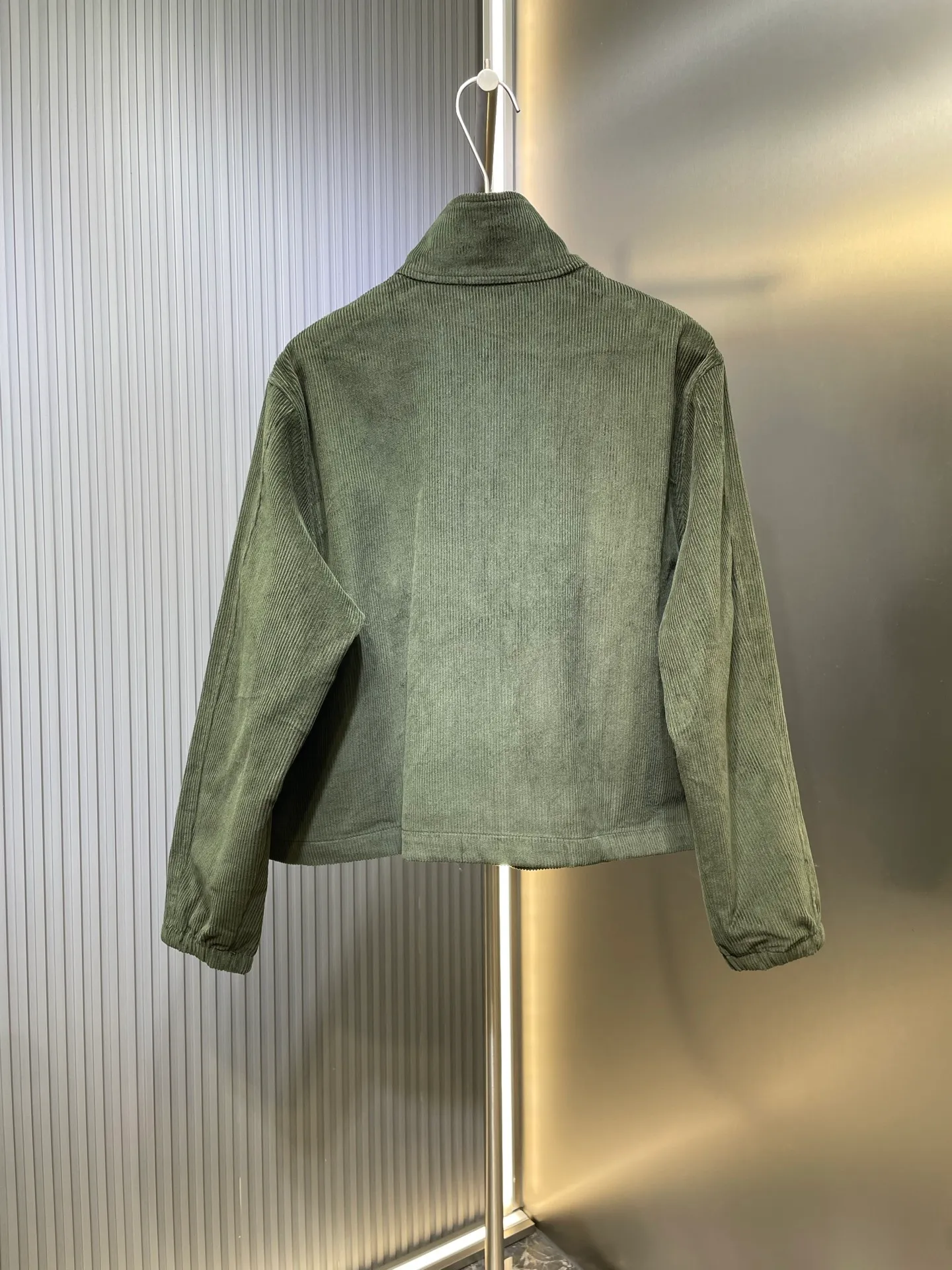 P490 Ralph La*ren 25Fw new autumn and winter retro corduroy jacket | Exclusive high-end version! Made of thick and skin-friendly corduroy fabric, it is warm and stylish in autumn and winter. The neat short version is friendly to all body shapes. It is made of retro brown and olive green fabrics with a texture that has accumulated over time. The stand-up collar design, metal zipper and iconic pony logo embroidery, and the tough tone of American retro workwear, allow this jacket to wander freely on the border between retro and classic. Every detail tells the fashion heritage of American retro.  Spot sale SML